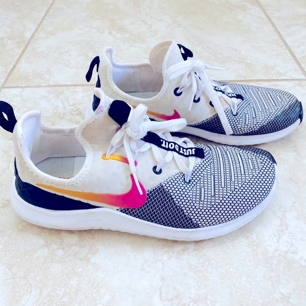 Nike women’s cross trainer tennis shoes 9